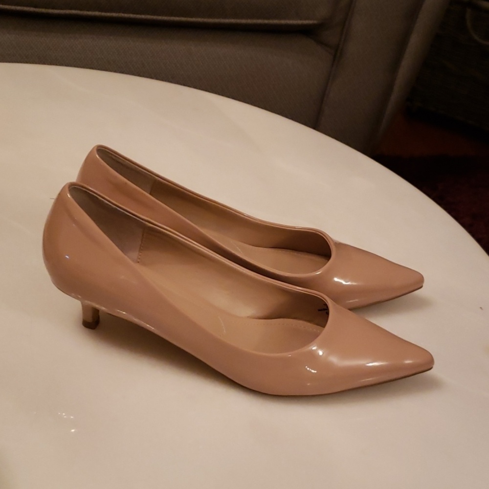Short pointed toe heel
